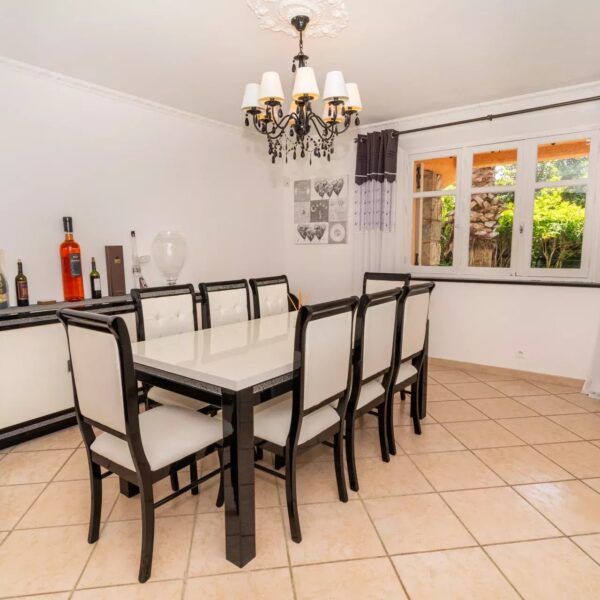 Family home Mougins: 2 floors, swimming pool and landscaped grounds