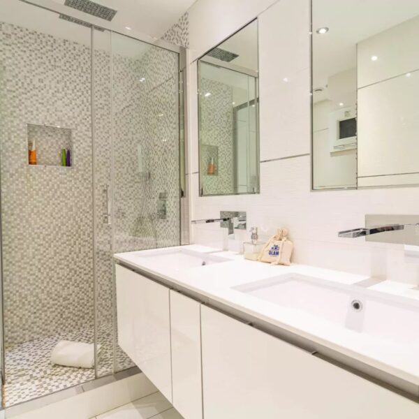 Apartment Cannes: modern, 2-bedrooms, terrace, near Croisette