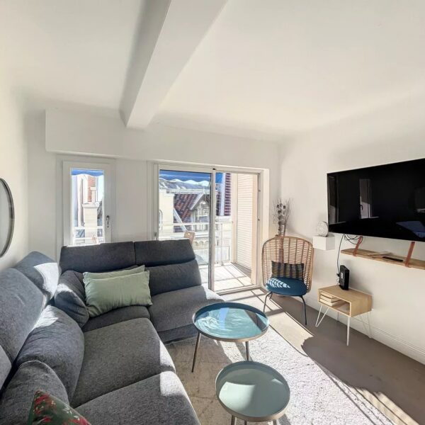 Apartment Cannes Croisette : 2-bedrooms renovated, near Palais des Festivals