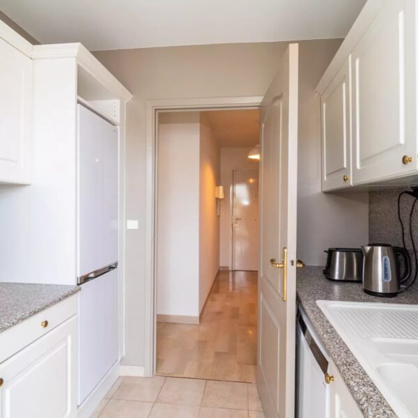 Apartment Cannes Centre : 1-bedroom, balcony, residential parking