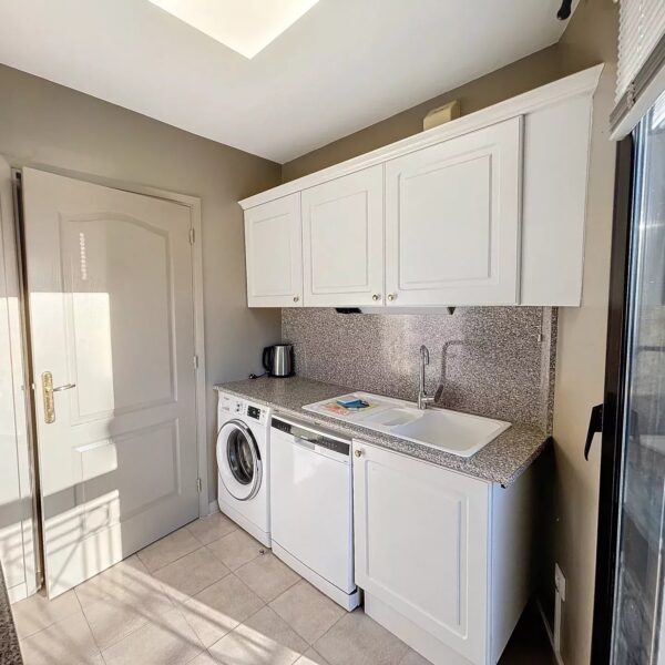 Apartment Cannes Centre : 1-bedroom, balcony, residential parking