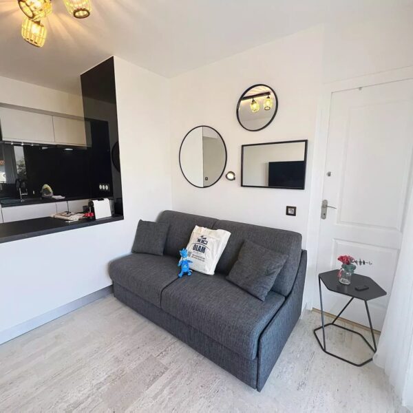 Studio Cannes Croisette: large studio with balcony, high floor