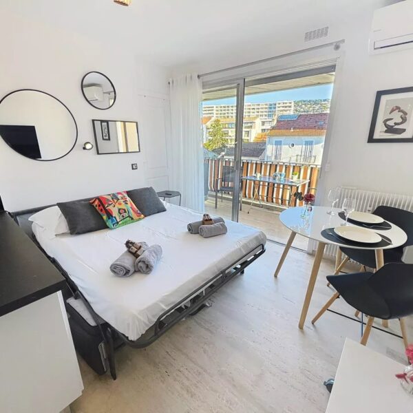Studio Cannes Croisette : vaste studio avec balcon, étage élevé