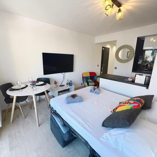 Studio Cannes Croisette : vaste studio avec balcon, étage élevé