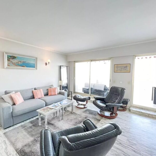 Cannes: Rooftop 2-room apartment with sea view