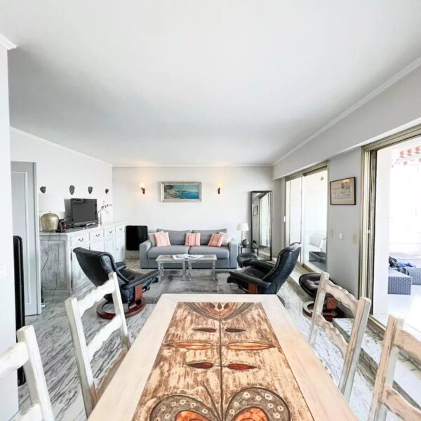 Cannes: Rooftop 2-room apartment with sea view