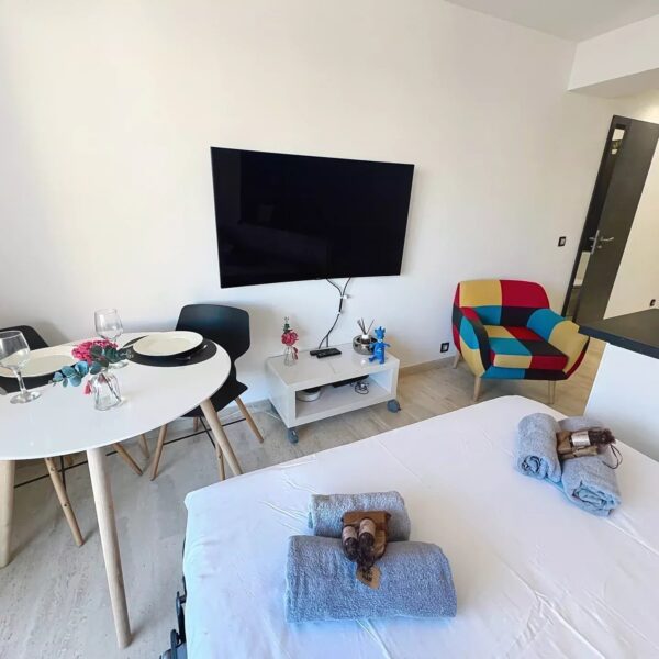 Studio Cannes Croisette : vaste studio avec balcon, étage élevé