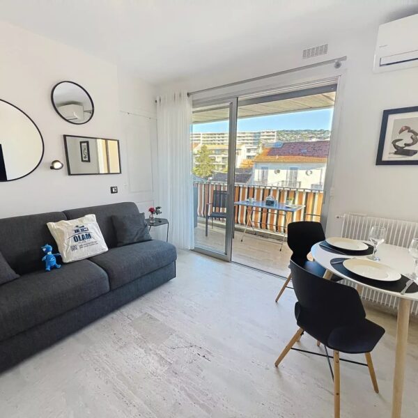 Studio Cannes Croisette : vaste studio avec balcon, étage élevé