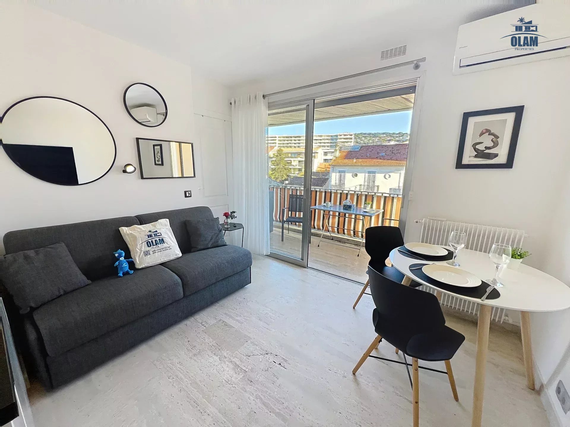 Studio Cannes Croisette : vaste studio avec balcon, étage élevé
