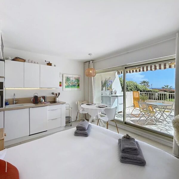 Cannes: near Vieuxld port : Studio with sea view