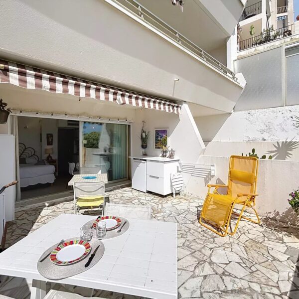 Cannes: near Vieuxld port : Studio with sea view