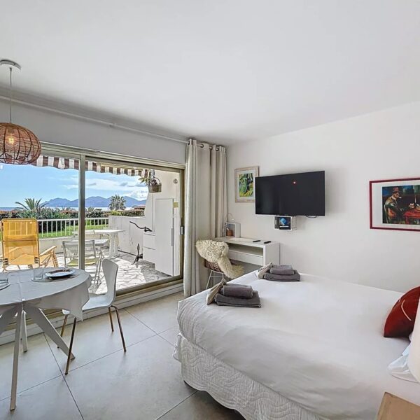 Cannes: near Vieuxld port : Studio with sea view