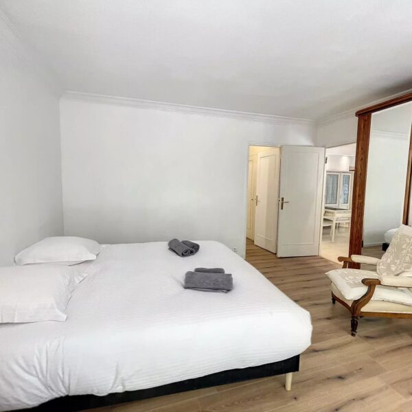 Appartement Cannes Basse Californie : vaste rez-de-jardin, résidence avec piscine, parking