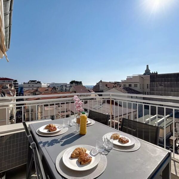 Cannes : Appartement 1mn du Palais : 2 chambres avec terrasse