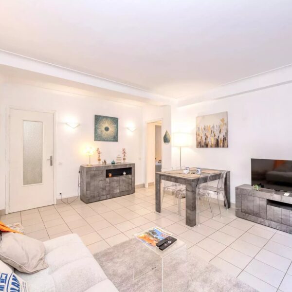 Cannes Lower Californie Apartment:  bright 2 bedrooms, beaches and La Croisette 5 mins walk
