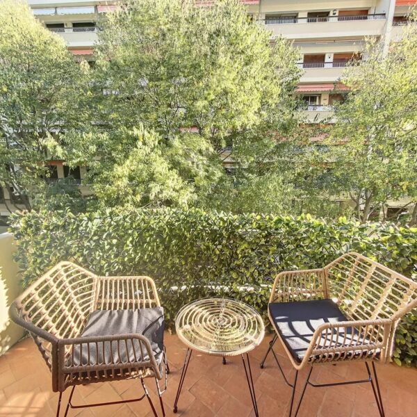 Cannes Lower Californie Apartment:  bright 2 bedrooms, beaches and La Croisette 5 mins walk
