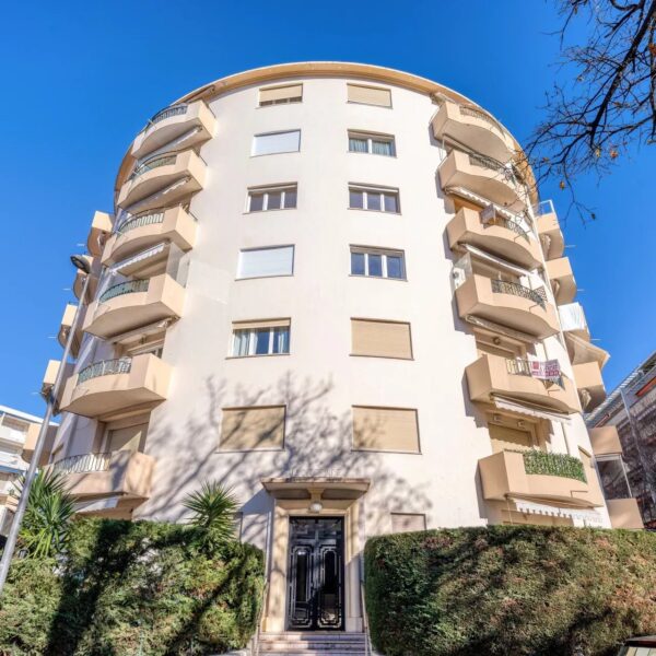 Cannes Lower Californie Apartment:  bright 2 bedrooms, beaches and La Croisette 5 mins walk