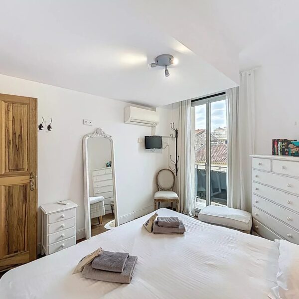 Cannes: 3 bedroom duplex Suquet apartment with terrace and sea view