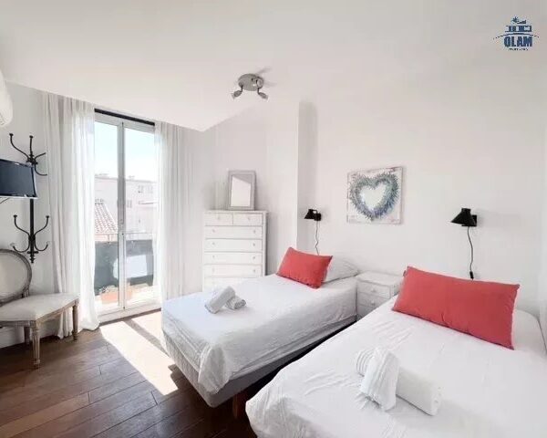 Cannes: 3 bedroom duplex Suquet apartment with terrace and sea view