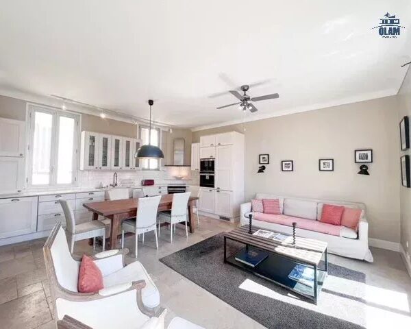 Cannes: 3 bedroom duplex Suquet apartment with terrace and sea view