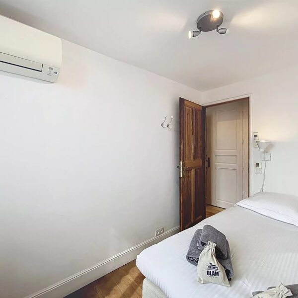 Cannes: 3 bedroom duplex Suquet apartment with terrace and sea view