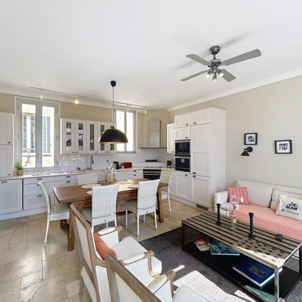 Cannes: 3 bedroom duplex Suquet apartment with terrace and sea view