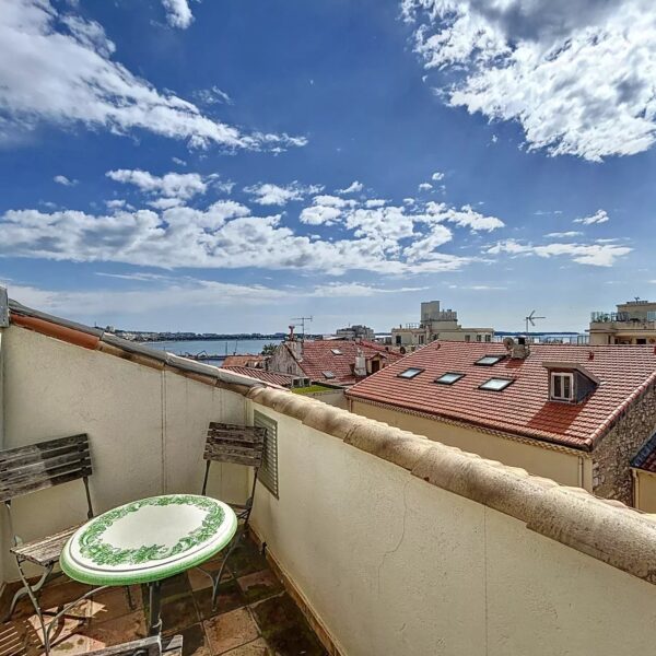 Cannes: 3 bedroom duplex Suquet apartment with terrace and sea view