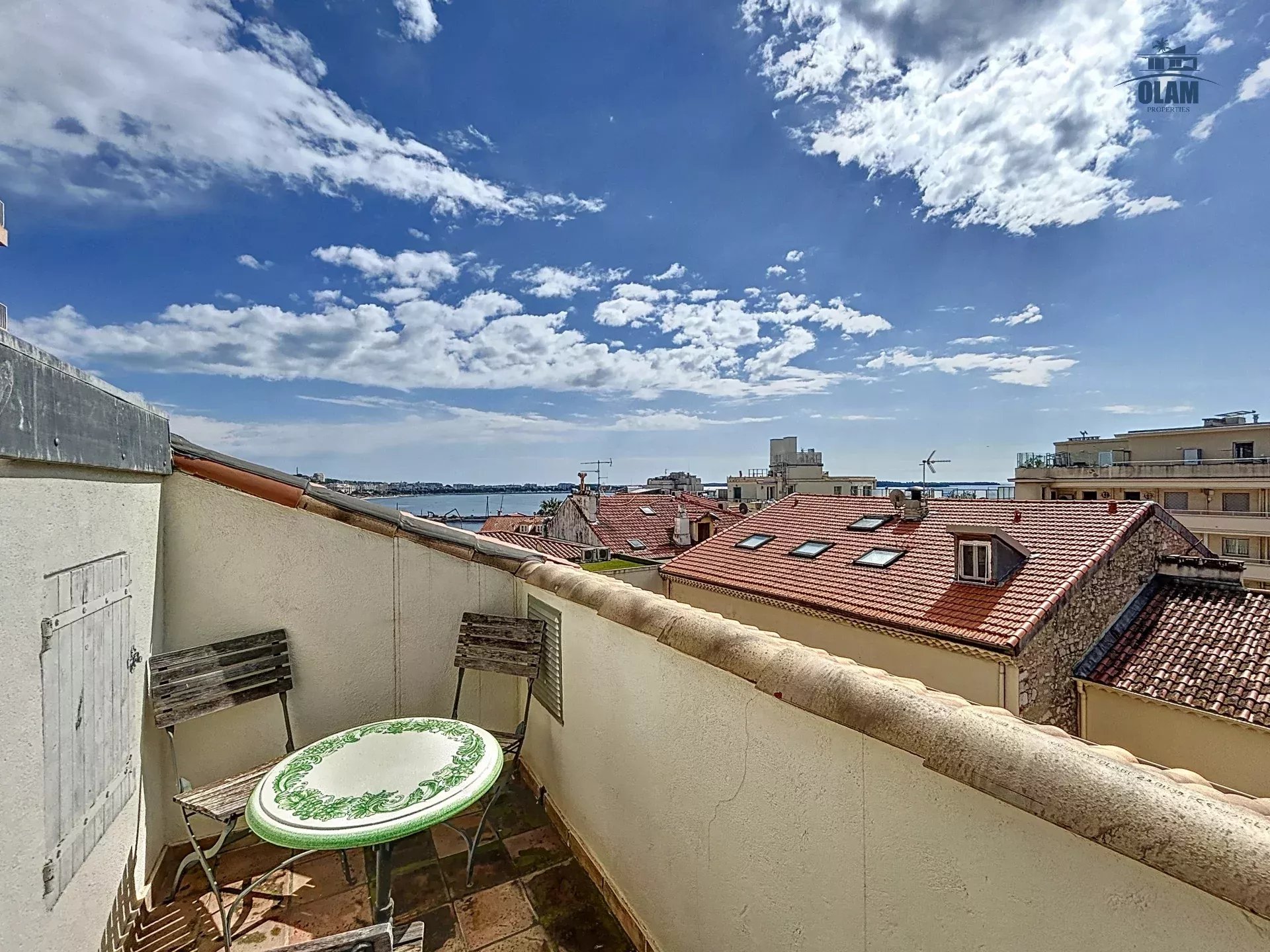 Cannes: 3 bedroom duplex Suquet apartment with terrace and sea view