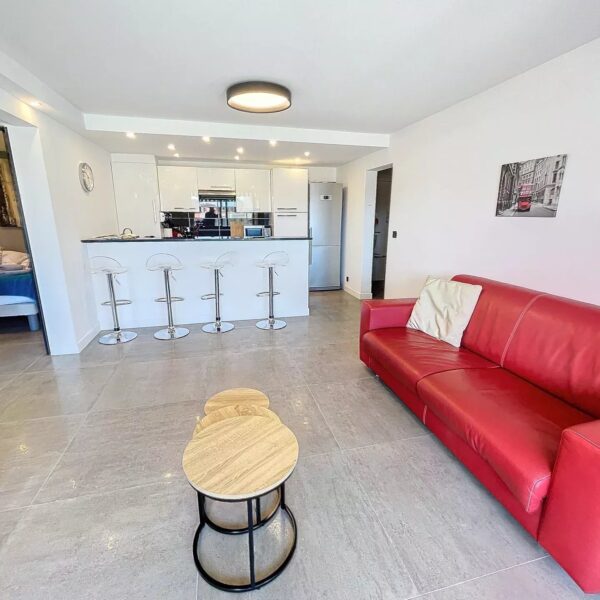 Cannes hyper center 2 bedrooms renovated with terrace, elevator, Marché Gambetta