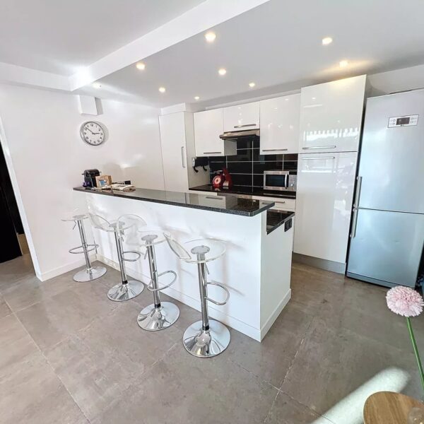 Cannes hyper center 2 bedrooms renovated with terrace, elevator, Marché Gambetta