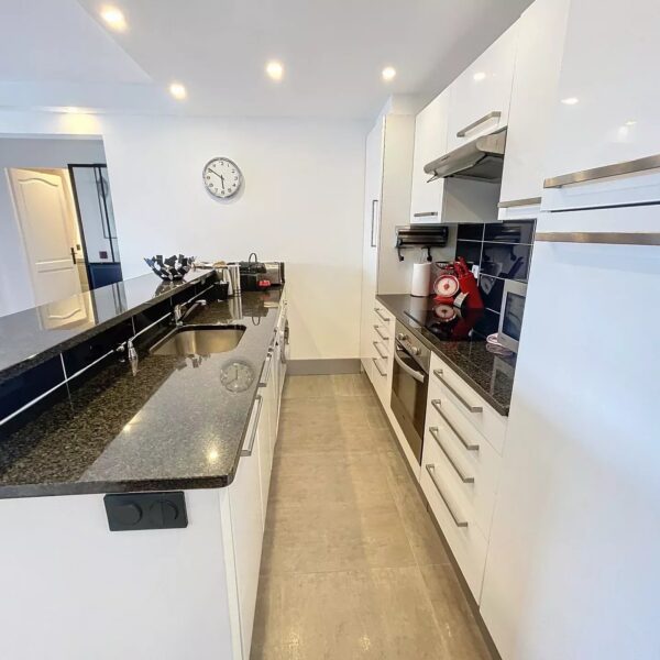 Cannes hyper center 2 bedrooms renovated with terrace, elevator, Marché Gambetta