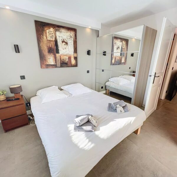 Cannes hyper center 2 bedrooms renovated with terrace, elevator, Marché Gambetta