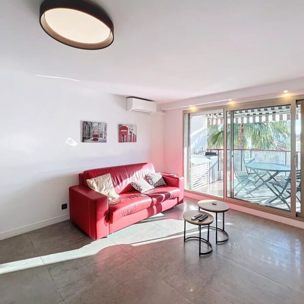 Cannes hyper center 2 bedrooms renovated with terrace, elevator, Marché Gambetta