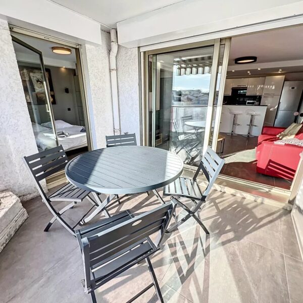 Cannes hyper center 2 bedrooms renovated with terrace, elevator, Marché Gambetta
