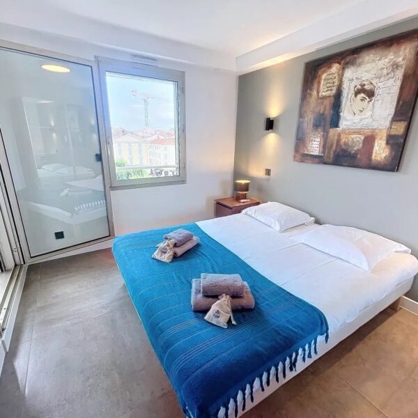 Cannes hyper center 2 bedrooms renovated with terrace, elevator, Marché Gambetta