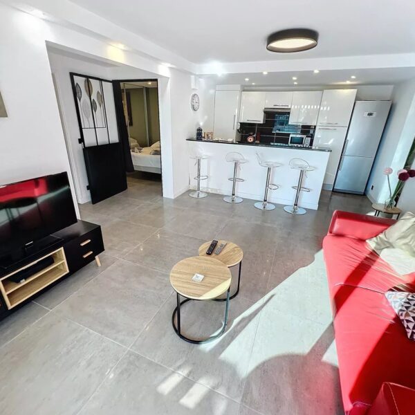 Cannes hyper center 2 bedrooms renovated with terrace, elevator, Marché Gambetta