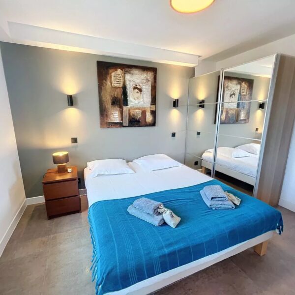 Cannes hyper center 2 bedrooms renovated with terrace, elevator, Marché Gambetta