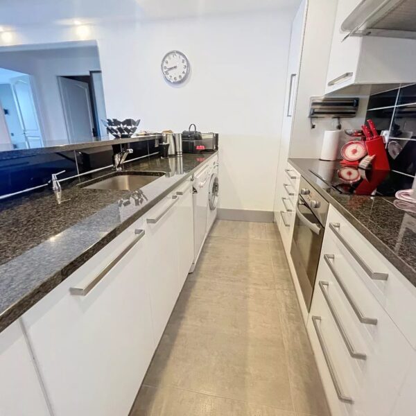 Cannes hyper center 2 bedrooms renovated with terrace, elevator, Marché Gambetta