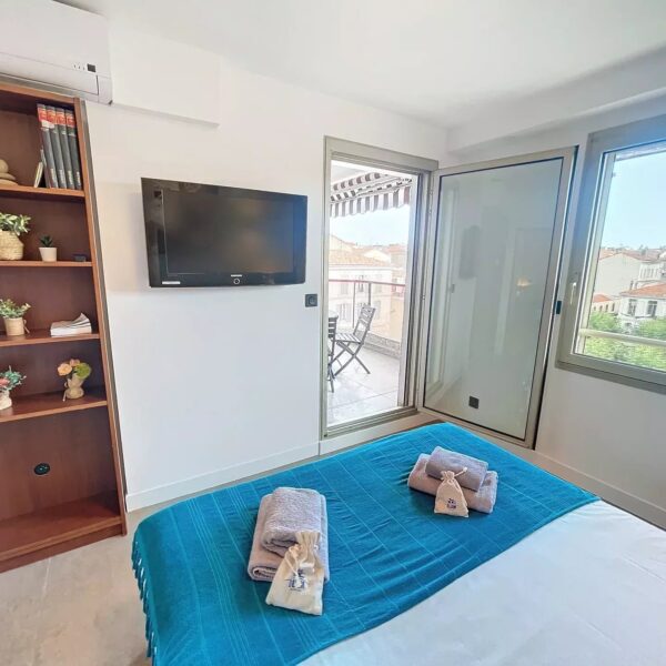 Cannes hyper center 2 bedrooms renovated with terrace, elevator, Marché Gambetta