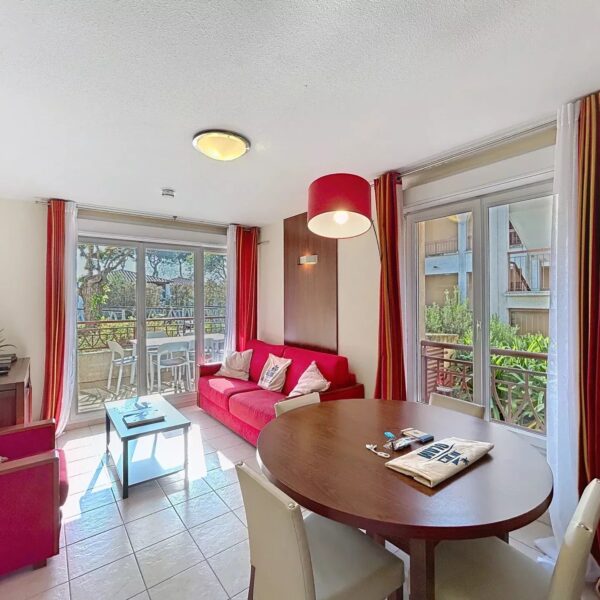 Mandelieu la Napoule: beautiful apartment, residence with swimming pool and parking