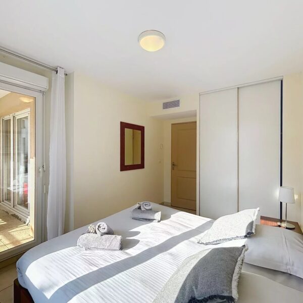 Mandelieu la Napoule: beautiful apartment, residence with swimming pool and parking