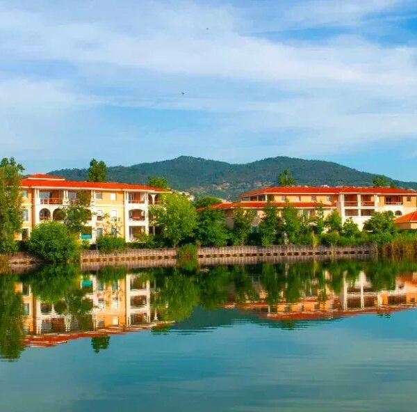 Mandelieu la Napoule: beautiful apartment, residence with swimming pool and parking