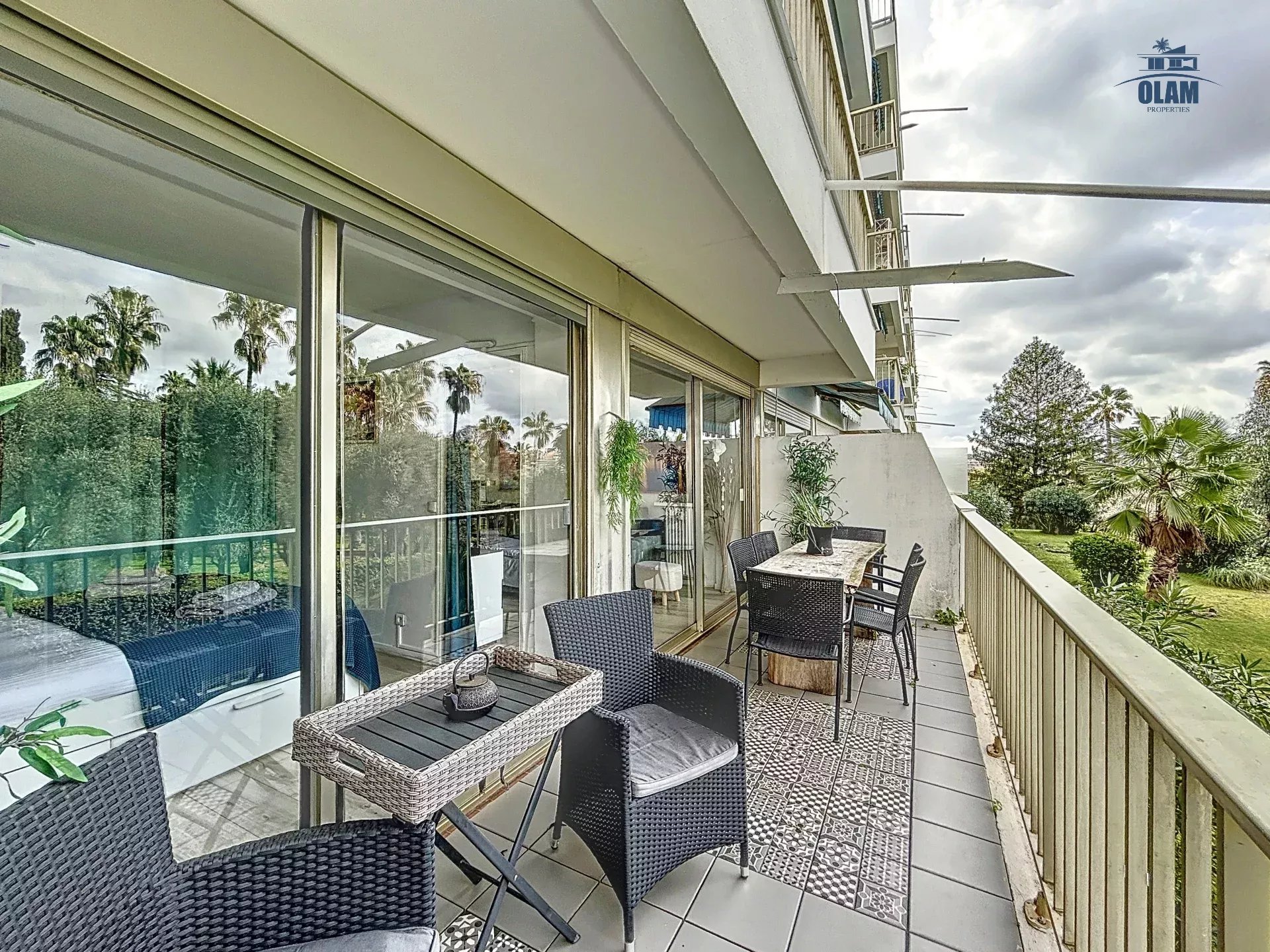 Cannes: calme, 2 pièces vue jardin avec terrasse et piscine