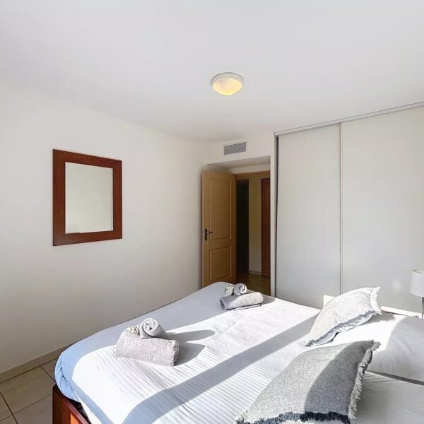 Mandelieu la Napoule: beautiful apartment, residence with swimming pool and parking