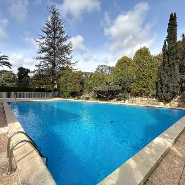 Cannes: calme, 2 pièces vue jardin avec terrasse et piscine