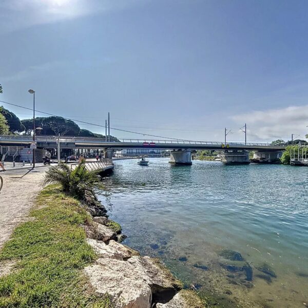 Mandelieu la Napoule : bel appartement, résidence avec piscine et parking