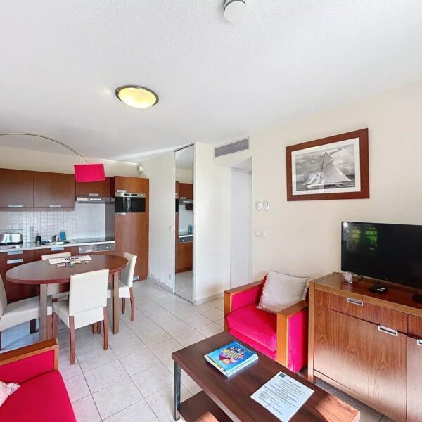 Mandelieu la Napoule : bel appartement, résidence avec piscine et parking