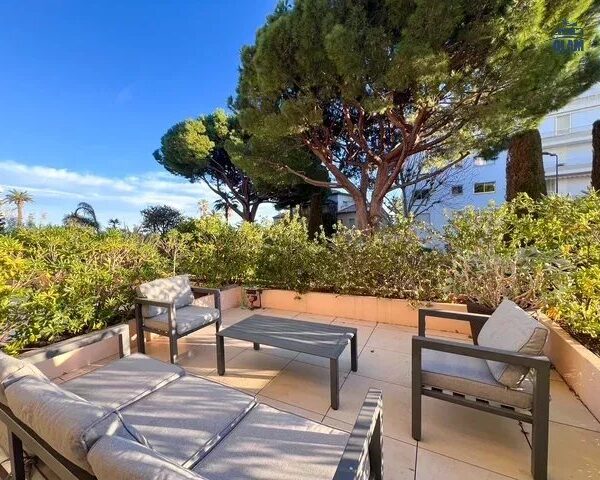 Cannes: quiet 3-bedroom apartment with parking