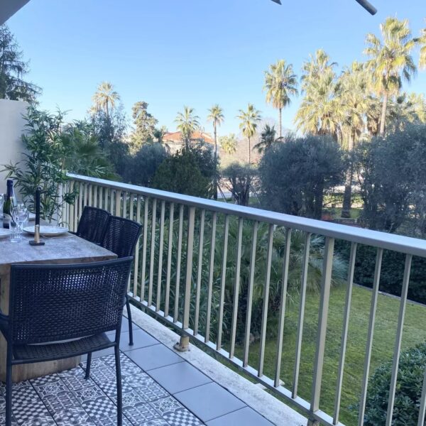 Cannes: calme, 2 pièces vue jardin avec terrasse et piscine