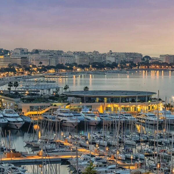Cannes: calme, 2 pièces vue jardin avec terrasse et piscine